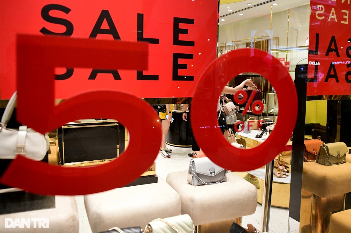 Người dân Sài Gòn chen chân mua sắm trong ngày Black Friday - 3 Người dân Sài Gòn chen chân mua sắm trong ngày Black Friday - 3