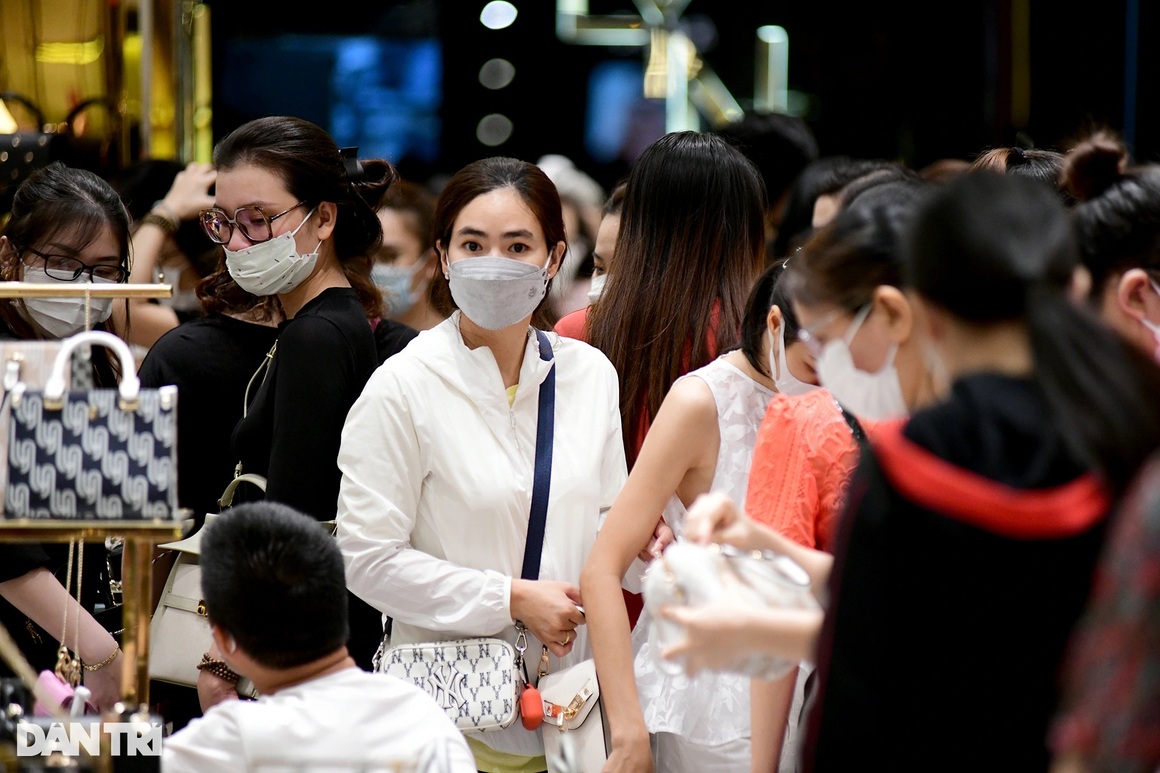 Người dân Sài Gòn chen chân mua sắm trong ngày Black Friday - 11 Người dân Sài Gòn chen chân mua sắm trong ngày Black Friday - 11
