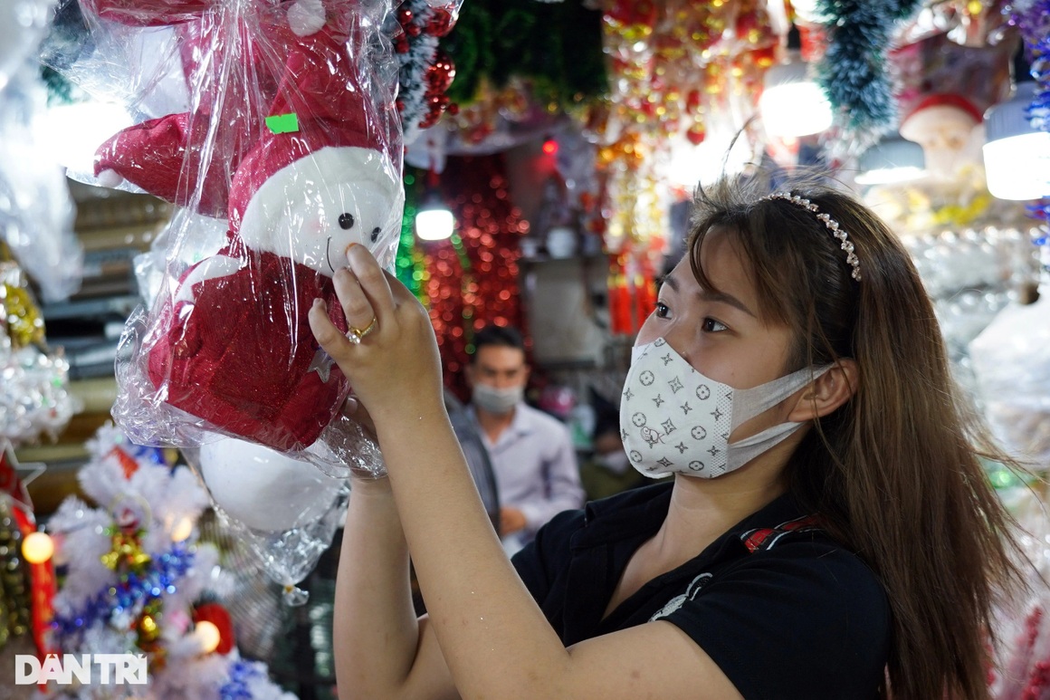Bustling shopping in the largest Christmas street in Ho Chi Minh City - 8