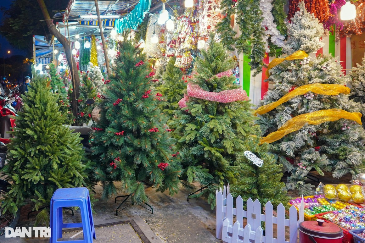 Bustling shopping in the largest Christmas street in Ho Chi Minh City - 3