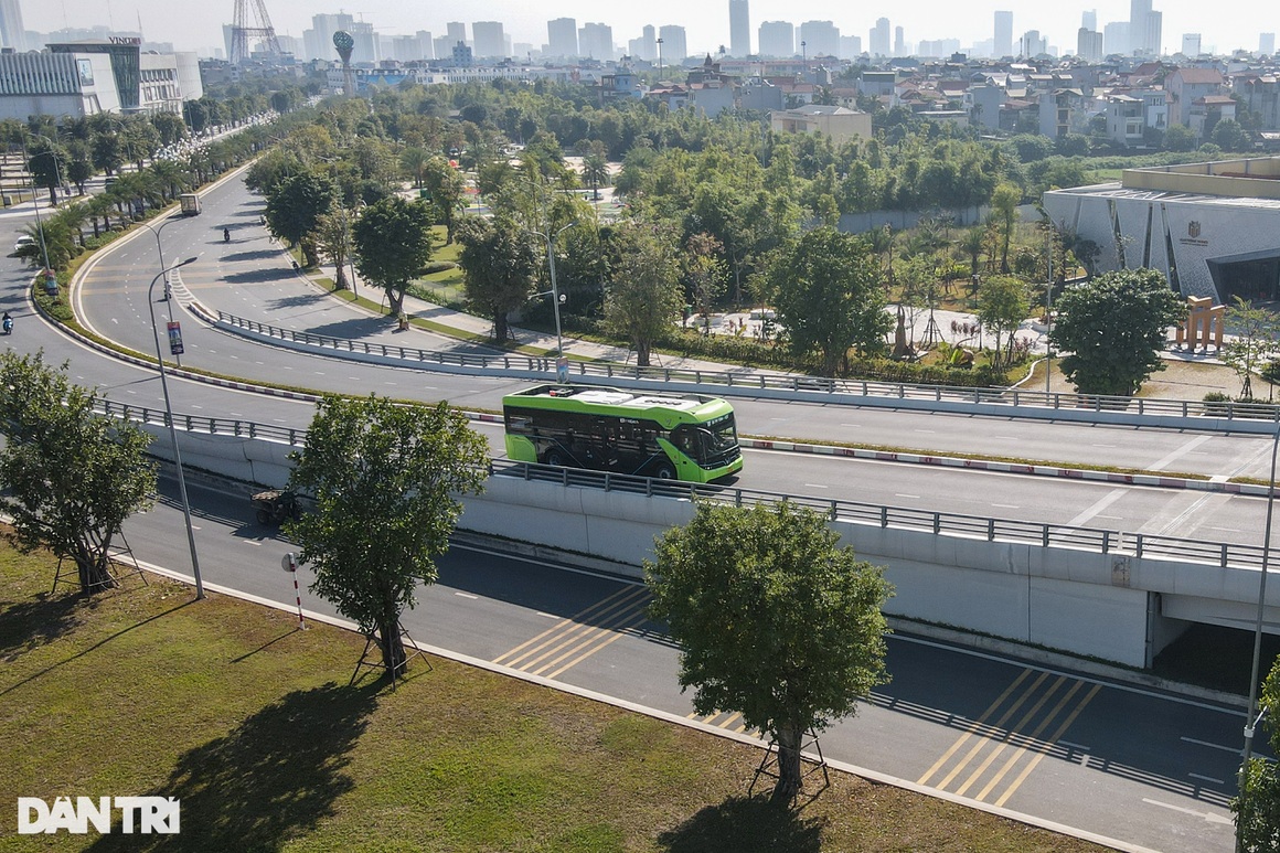 Người dân thủ đô trải nghiệm tuyến xe buýt điện đầu tiên tại Việt Nam - 14