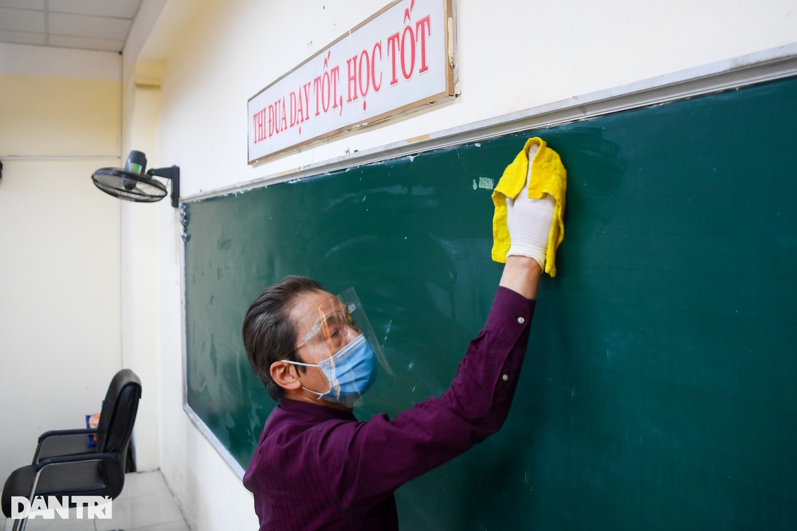 Giáo viên ở Hà Nội gấp rút dọn dẹp trường lớp, chuẩn bị đón học sinh - 4
