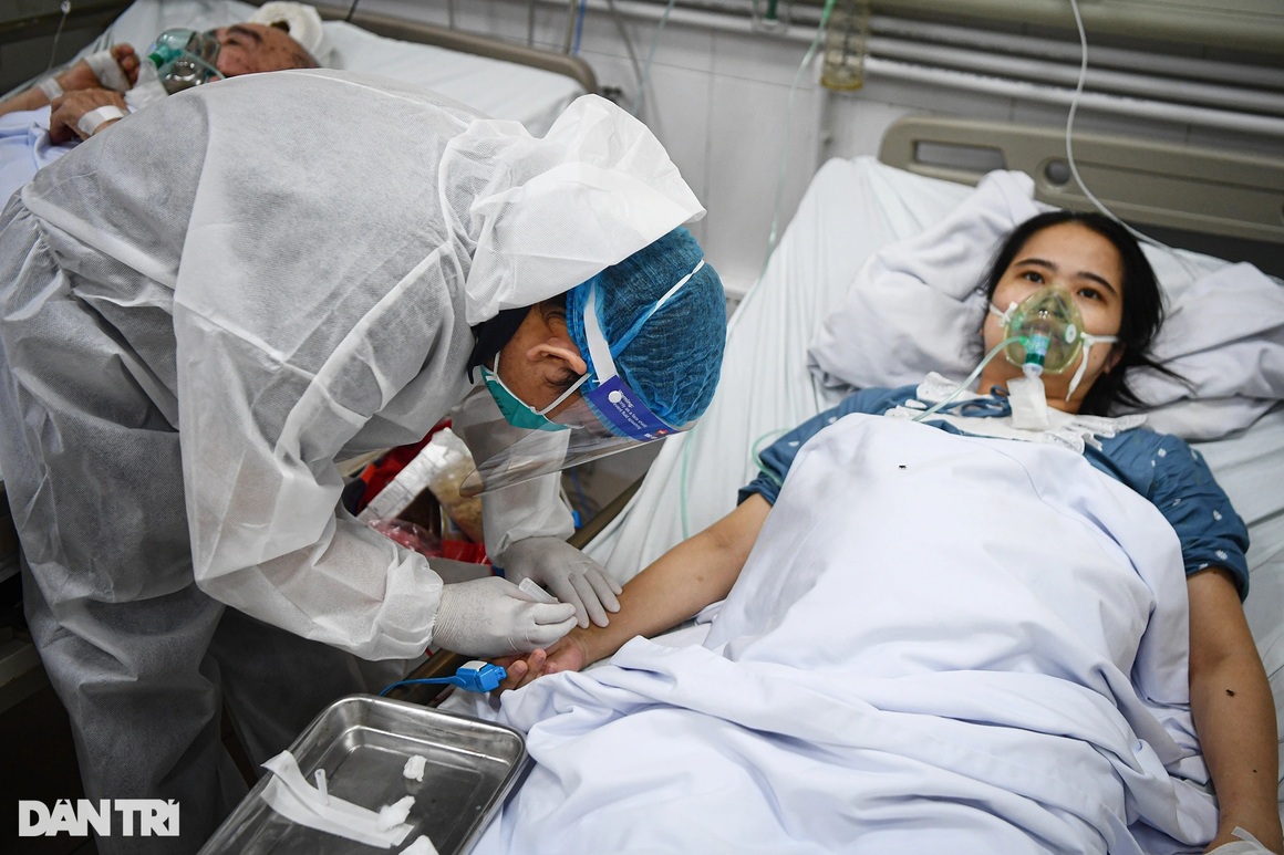 Một ngày trong khu điều trị bệnh nhân Covid-19 triệu chứng nặng ở Hà Nội - 11