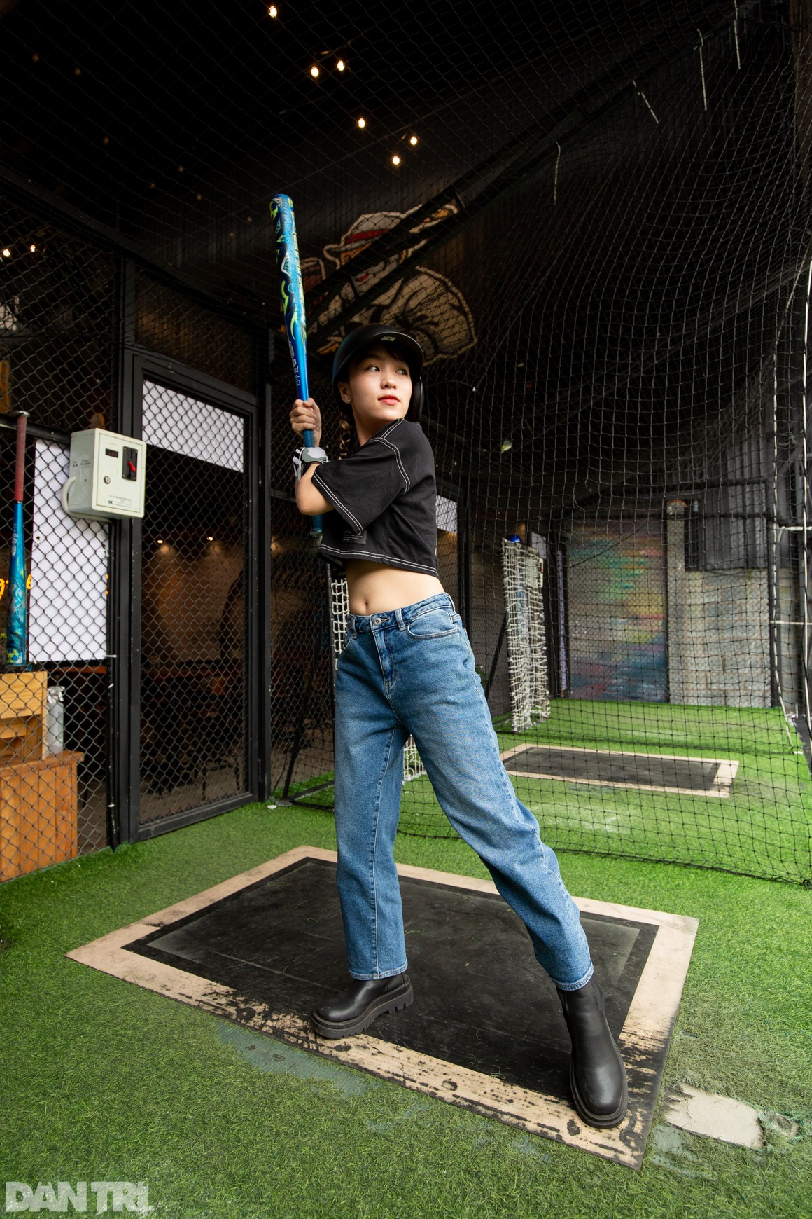 Playing baseball in a cage - a new experience for young people in Ho Chi Minh City - 5