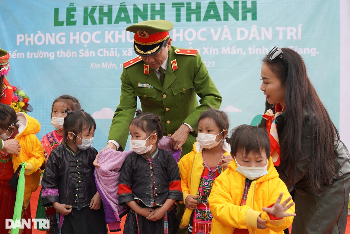 Khánh thành phòng học Dân trí thứ 41 tại điểm trường bản Sán Chải - 10 Khánh thành phòng học Dân trí thứ 41 tại điểm trường bản Sán Chải - 10