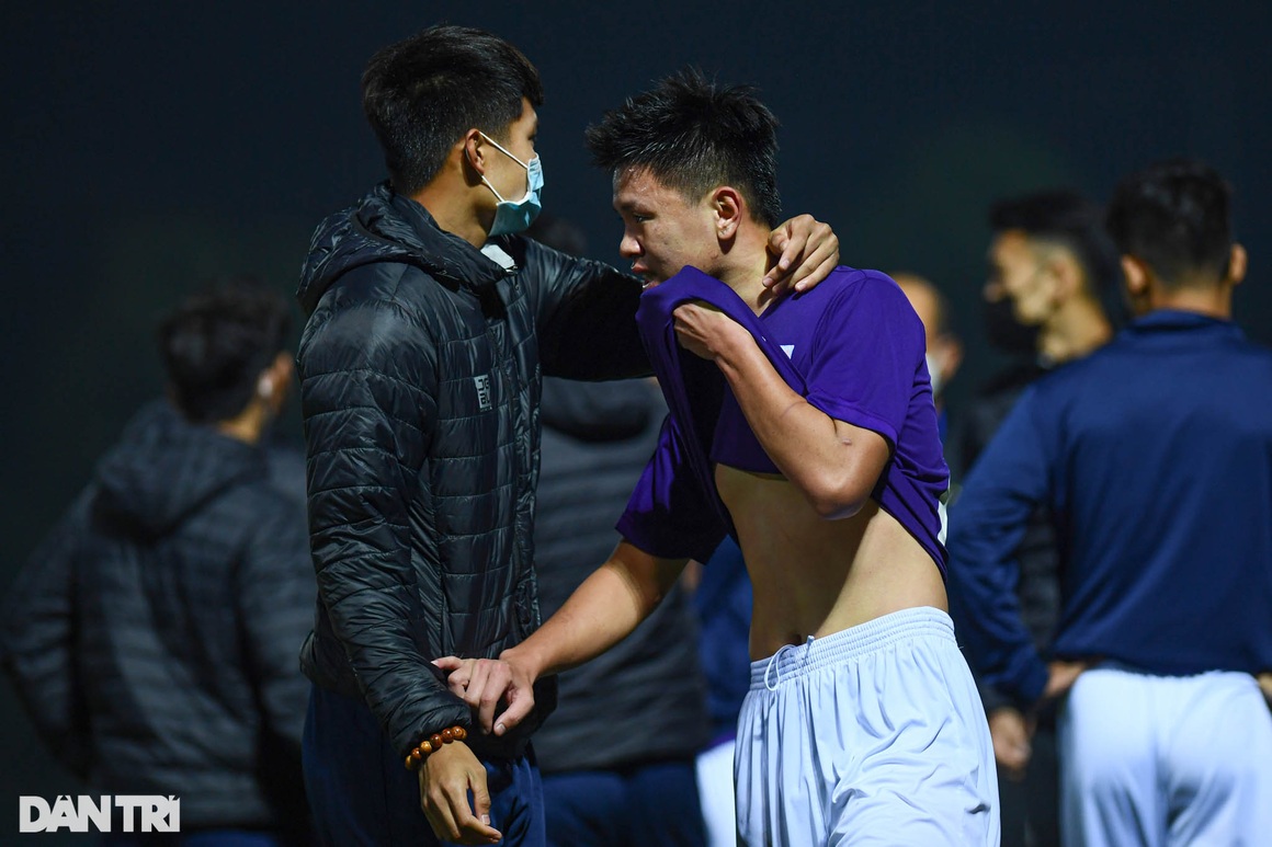 Cầu thủ U21 Hà Nội ngậm ngùi bật khóc sau trận thua chung kết U21 Quốc gia - 18 Cầu thủ U21 Hà Nội ngậm ngùi bật khóc sau trận thua chung kết U21 Quốc gia - 18