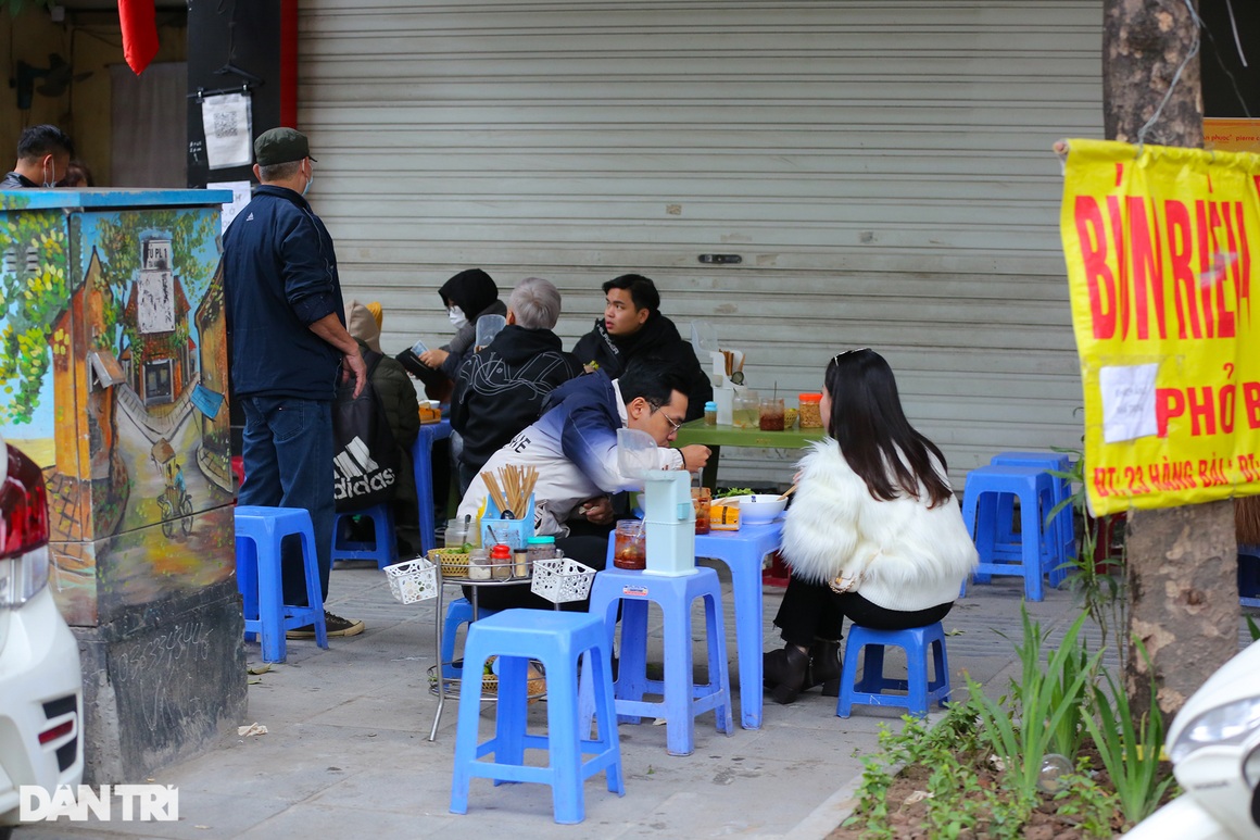 Người dân Hà Nội du xuân đông đúc, hàng quán khu trung tâm chật kín khách - 11