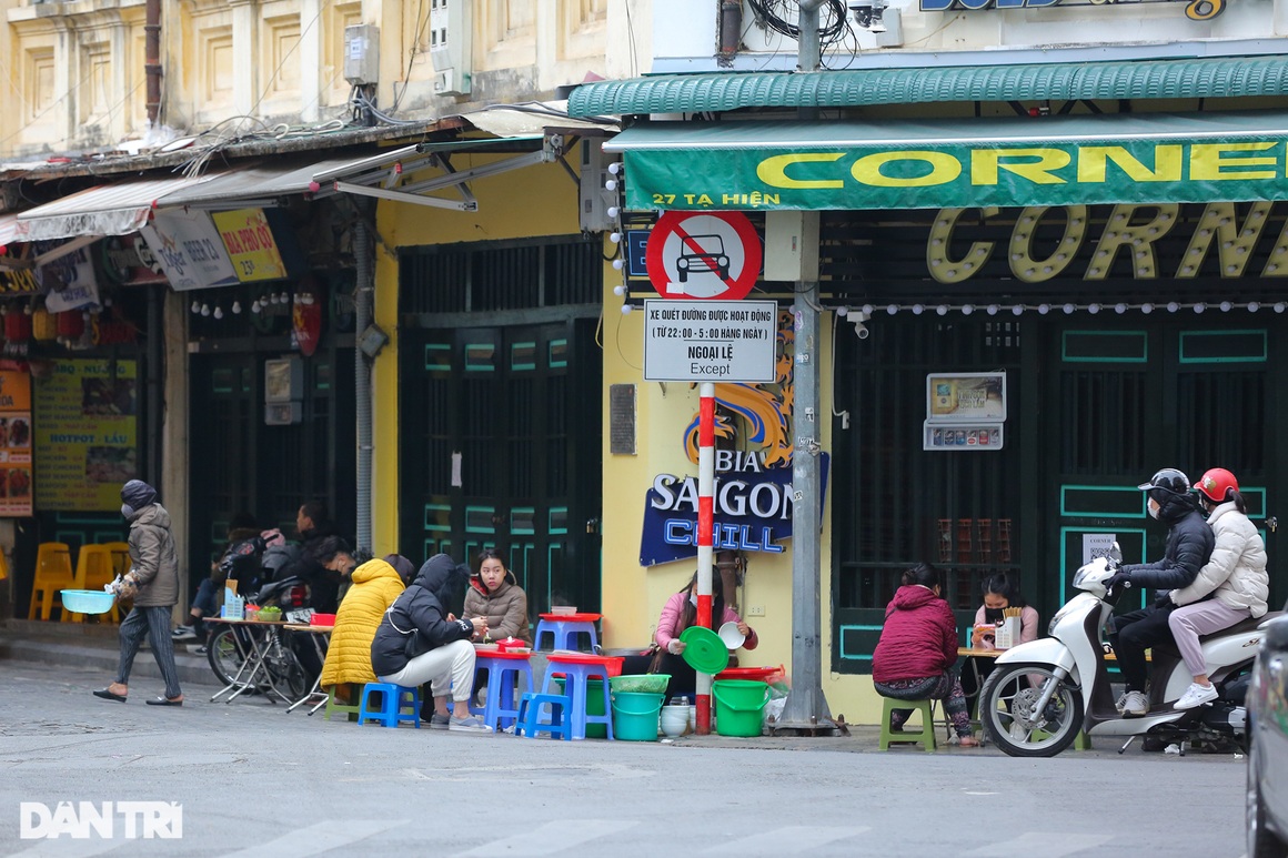 Người dân Hà Nội du xuân đông đúc, hàng quán khu trung tâm chật kín khách - 10