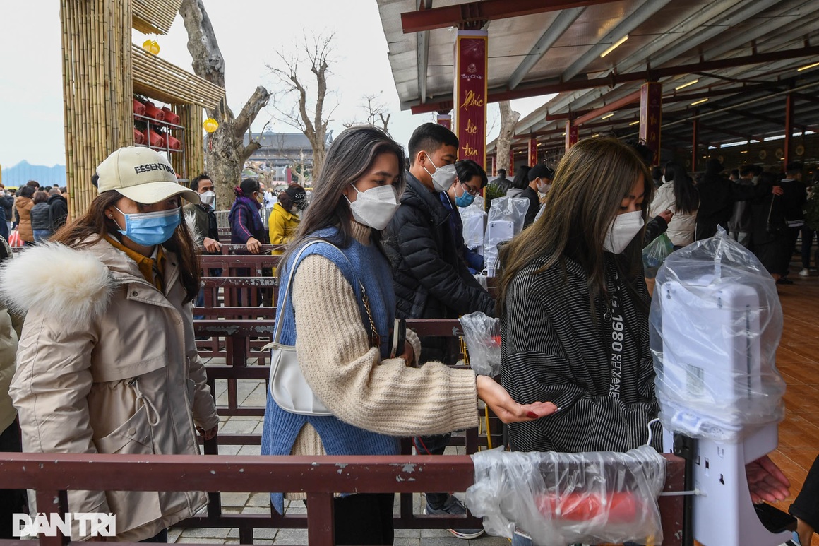 Người dân thảnh thơi vãn cảnh, bái lễ tại chùa Tam Chúc ngày đầu năm mới - 9