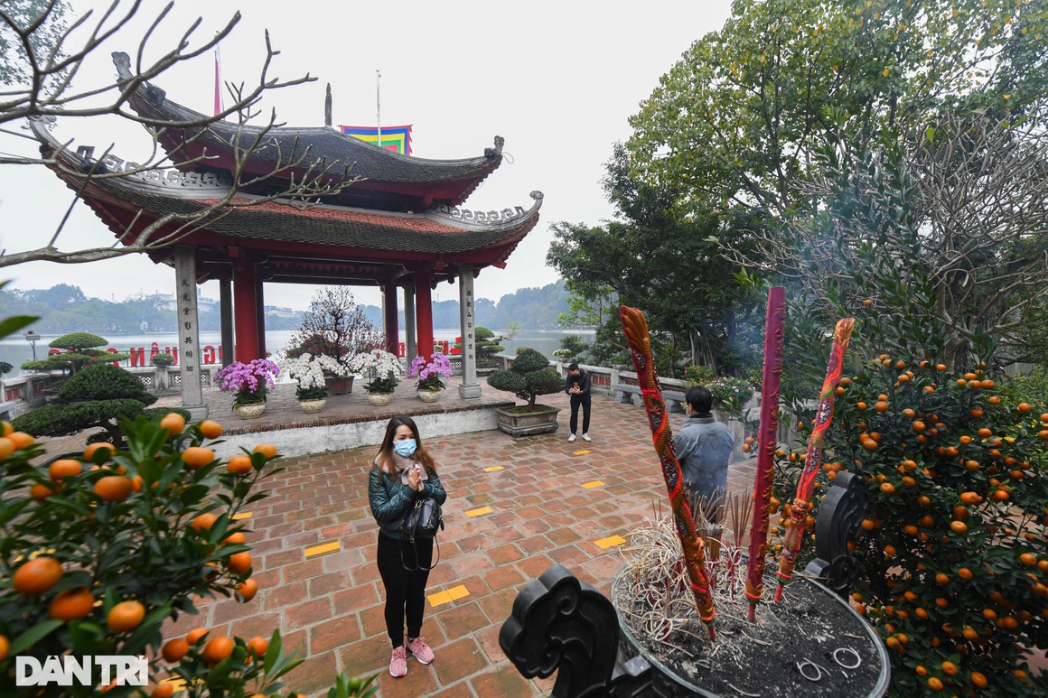 Người dân phấn khởi đi lễ ngày đầu di tích, danh thắng ở Hà Nội mở cửa lại - 8 Người dân phấn khởi đi lễ ngày đầu di tích, danh thắng ở Hà Nội mở cửa lại - 8