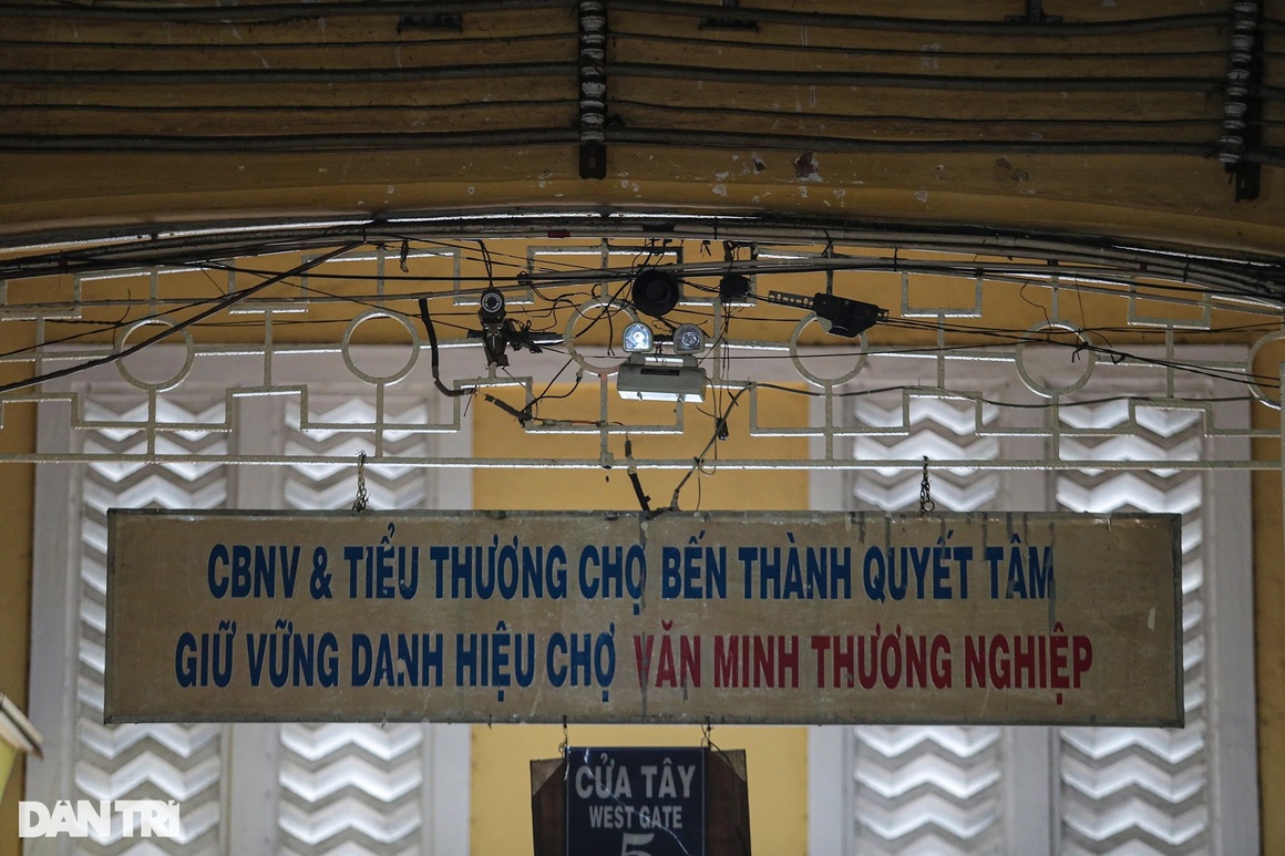 Chợ Bến Thành xuống cấp như thế nào trước ngày được cải tạo toàn bộ? - 11 Chợ Bến Thành xuống cấp như thế nào trước ngày được cải tạo toàn bộ? - 11