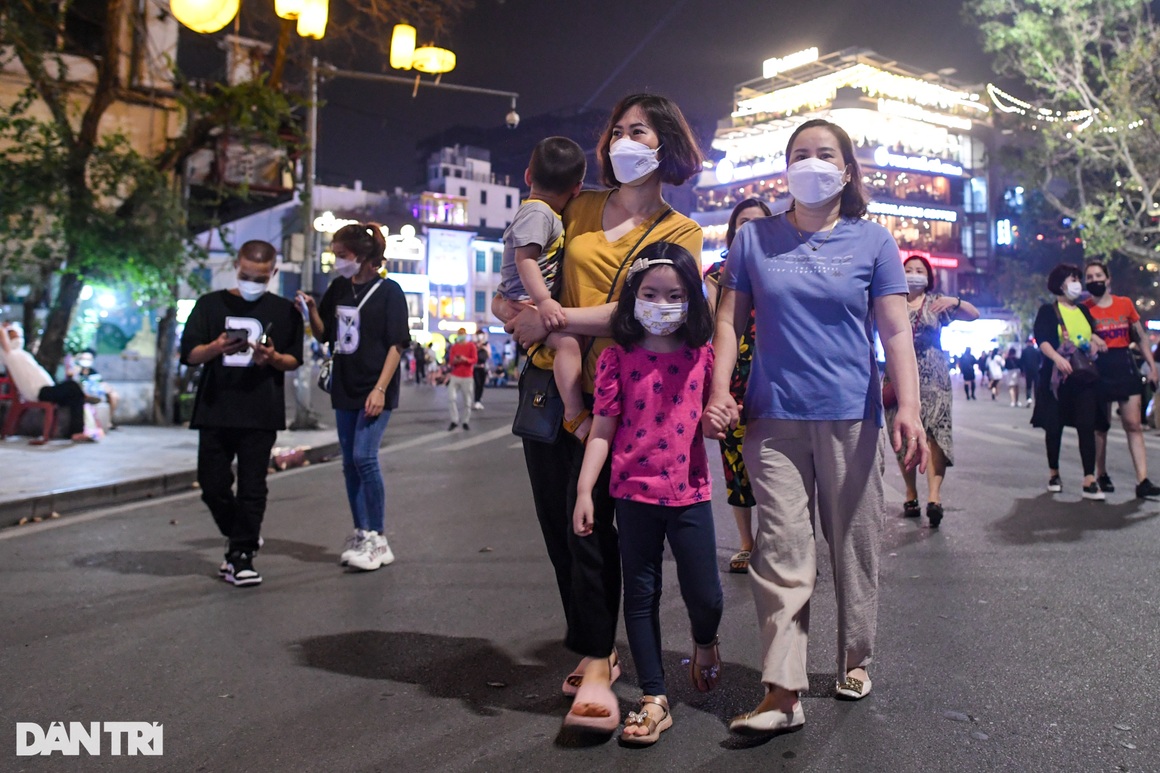 Hàng nghìn người đổ về phố đi bộ, hồ Gươm đông vui trở lại dịp cuối tuần - 9