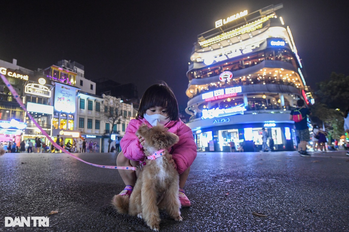 Hàng nghìn người đổ về phố đi bộ, hồ Gươm đông vui trở lại dịp cuối tuần - 8
