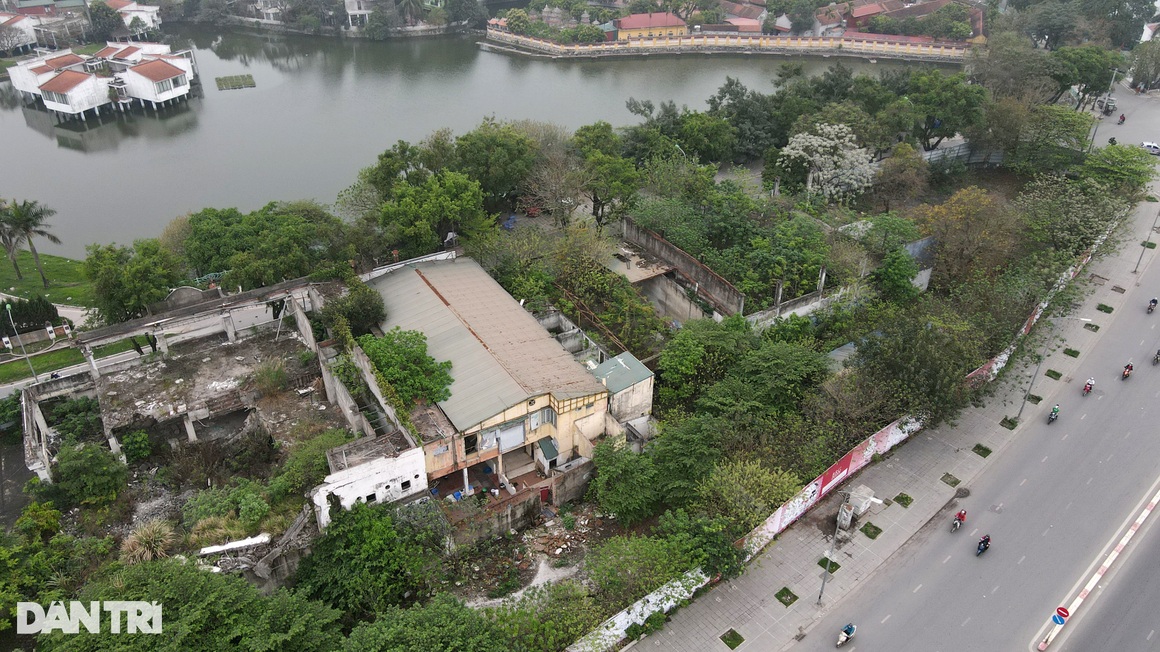 Lô đất vàng còn sót cạnh hồ Tây bất ngờ xuất hiện bảng tên Tân Hoàng Minh