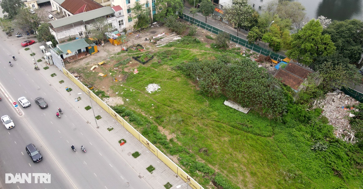 Lô đất vàng còn sót cạnh hồ Tây bất ngờ xuất hiện bảng tên Tân Hoàng Minh
