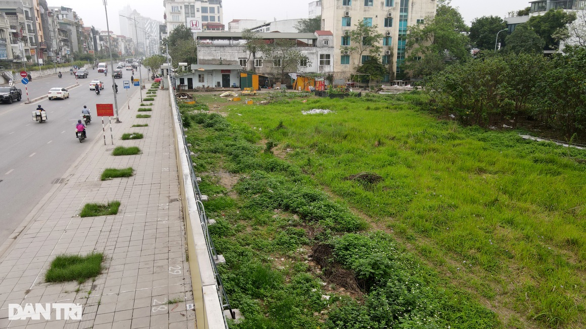 Lô đất vàng còn sót cạnh hồ Tây bất ngờ xuất hiện bảng tên Tân Hoàng Minh