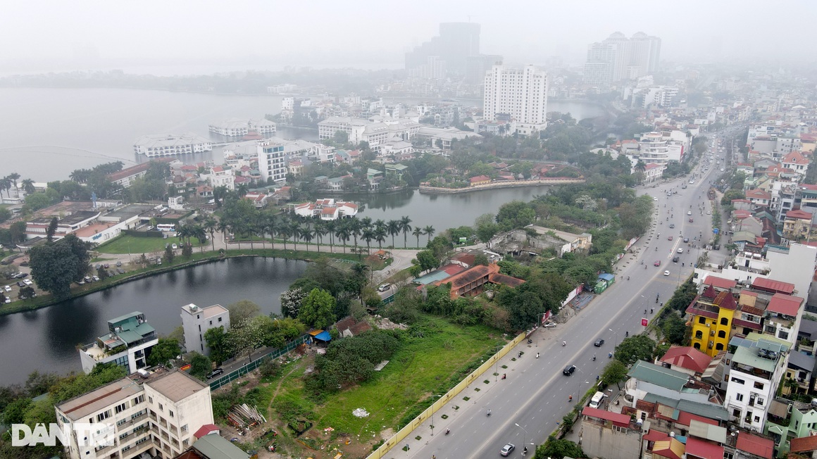 Lô đất vàng còn sót cạnh hồ Tây bất ngờ xuất hiện bảng tên Tân Hoàng Minh
