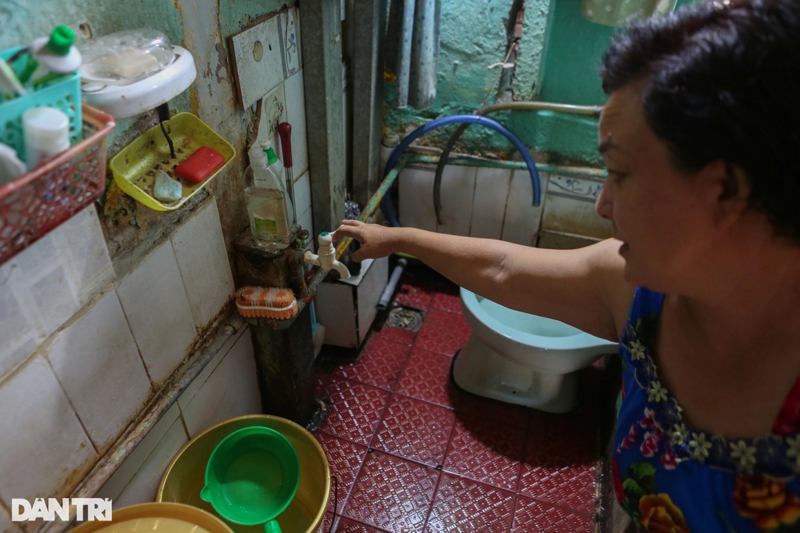 Hàng chục hộ dân liều mình sống trong chung cư sắp sập ở TPHCM - 13 Hàng chục hộ dân liều mình sống trong chung cư sắp sập ở TPHCM - 13