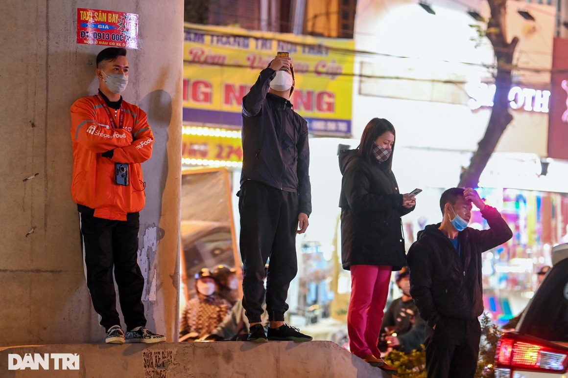 Hàng trăm người tràn ra lòng đường hóng xem vụ bắt ông Trịnh Văn Quyết - 11 Hàng trăm người tràn ra lòng đường hóng xem vụ bắt ông Trịnh Văn Quyết - 11