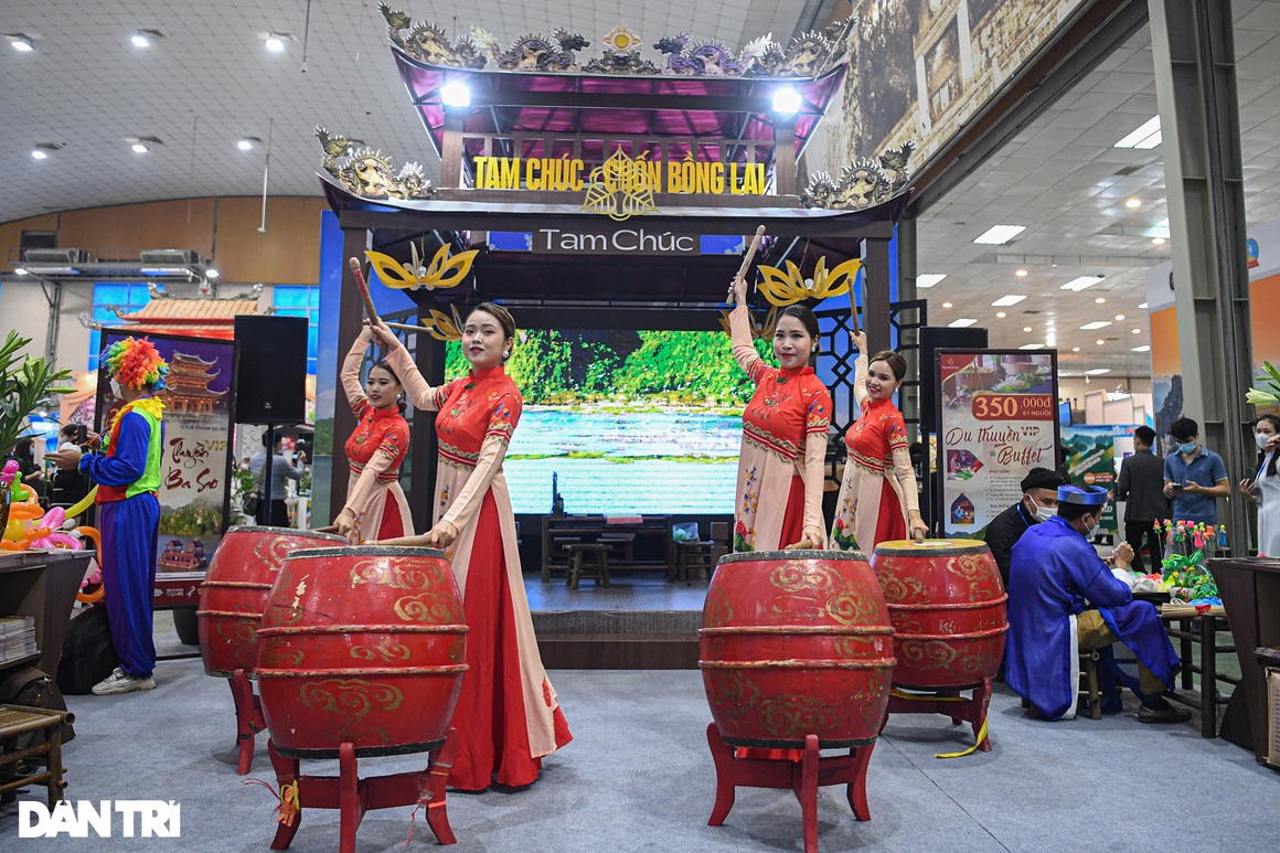 Người dân đổ xô săn vé máy bay, tour giá rẻ tại hội chợ du lịch ở Hà Nội - 14 Người dân đổ xô săn vé máy bay, tour giá rẻ tại hội chợ du lịch ở Hà Nội - 14