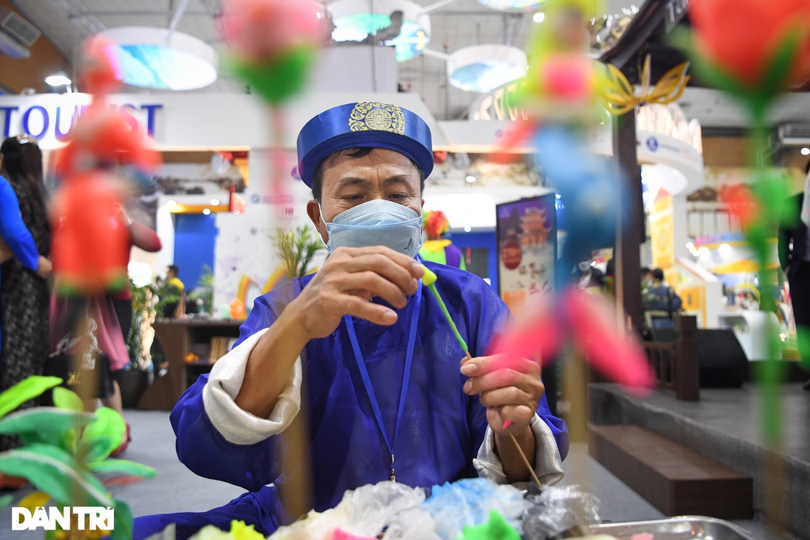 Người dân đổ xô săn vé máy bay, tour giá rẻ tại hội chợ du lịch ở Hà Nội - 15 Người dân đổ xô săn vé máy bay, tour giá rẻ tại hội chợ du lịch ở Hà Nội - 15