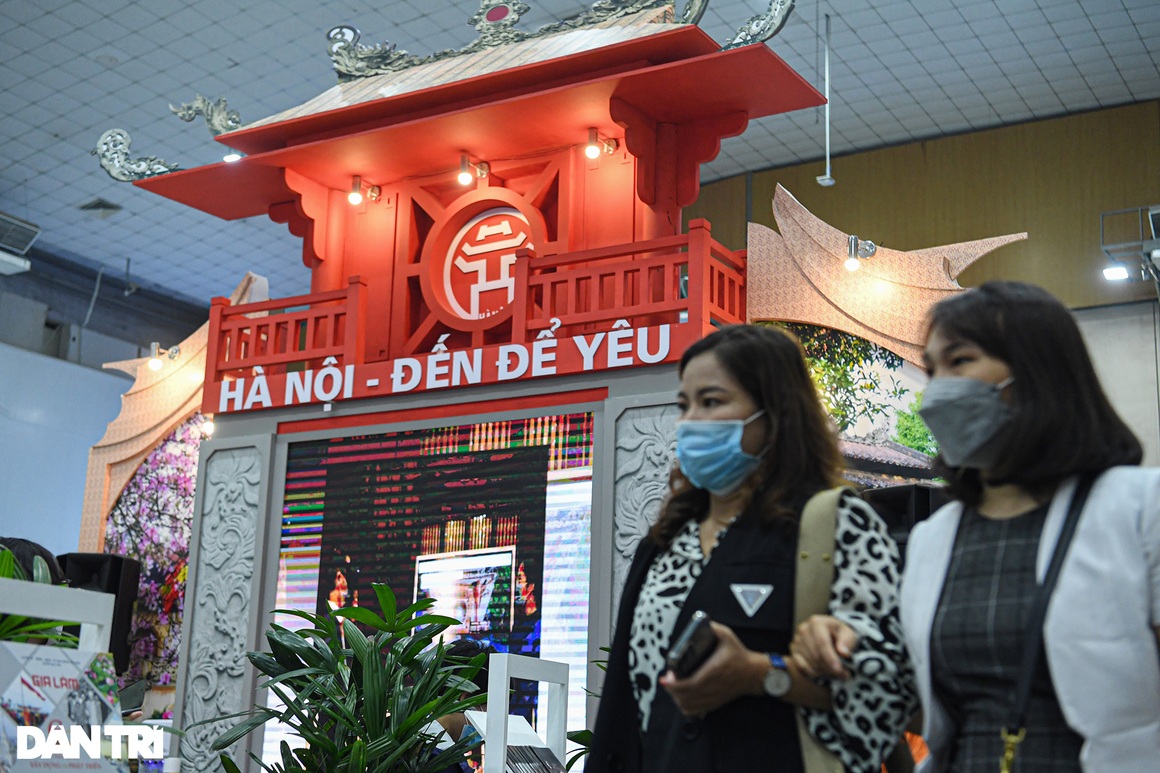 Người dân đổ xô săn vé máy bay, tour giá rẻ tại hội chợ du lịch ở Hà Nội - 9 Người dân đổ xô săn vé máy bay, tour giá rẻ tại hội chợ du lịch ở Hà Nội - 9