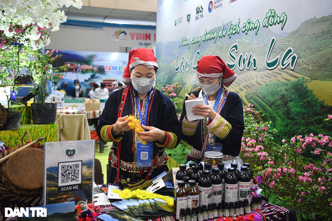 Người dân đổ xô săn vé máy bay, tour giá rẻ tại hội chợ du lịch ở Hà Nội - 7 Người dân đổ xô săn vé máy bay, tour giá rẻ tại hội chợ du lịch ở Hà Nội - 7