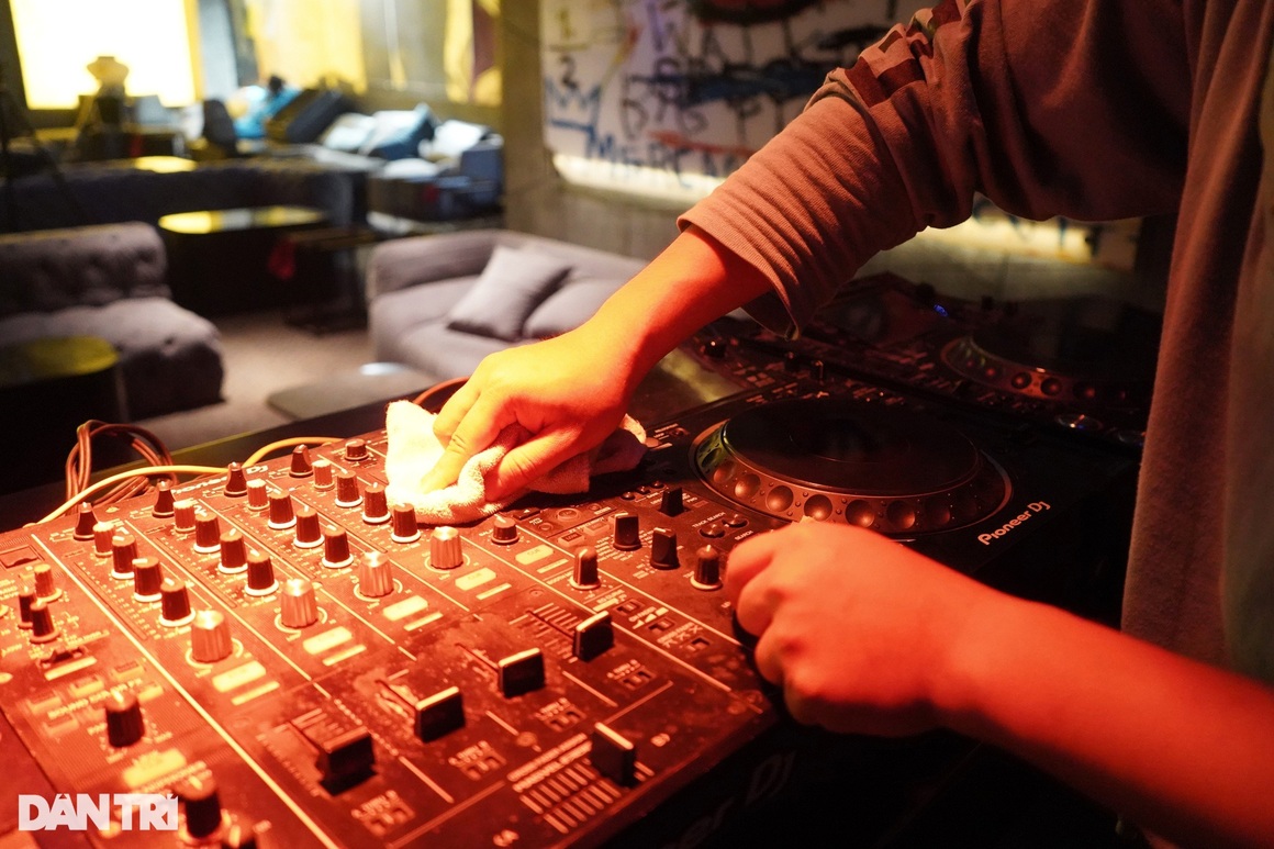 Quán bar, karaoke ở Hà Nội hối hả dọn dẹp, tuyển nhân viên để kịp đón khách - 8 Quán bar, karaoke ở Hà Nội hối hả dọn dẹp, tuyển nhân viên để kịp đón khách - 8