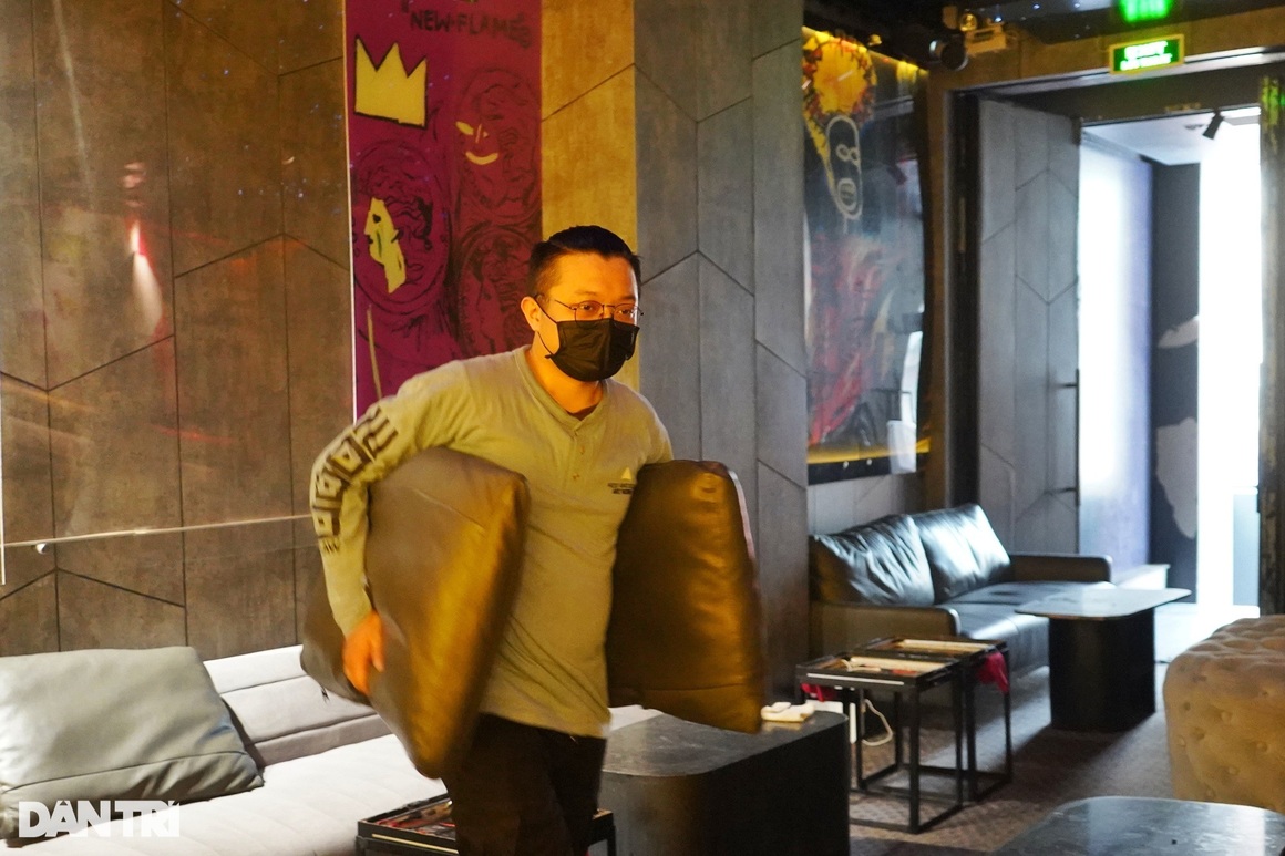 Quán bar, karaoke ở Hà Nội hối hả dọn dẹp, tuyển nhân viên để kịp đón khách - 10 Quán bar, karaoke ở Hà Nội hối hả dọn dẹp, tuyển nhân viên để kịp đón khách - 10