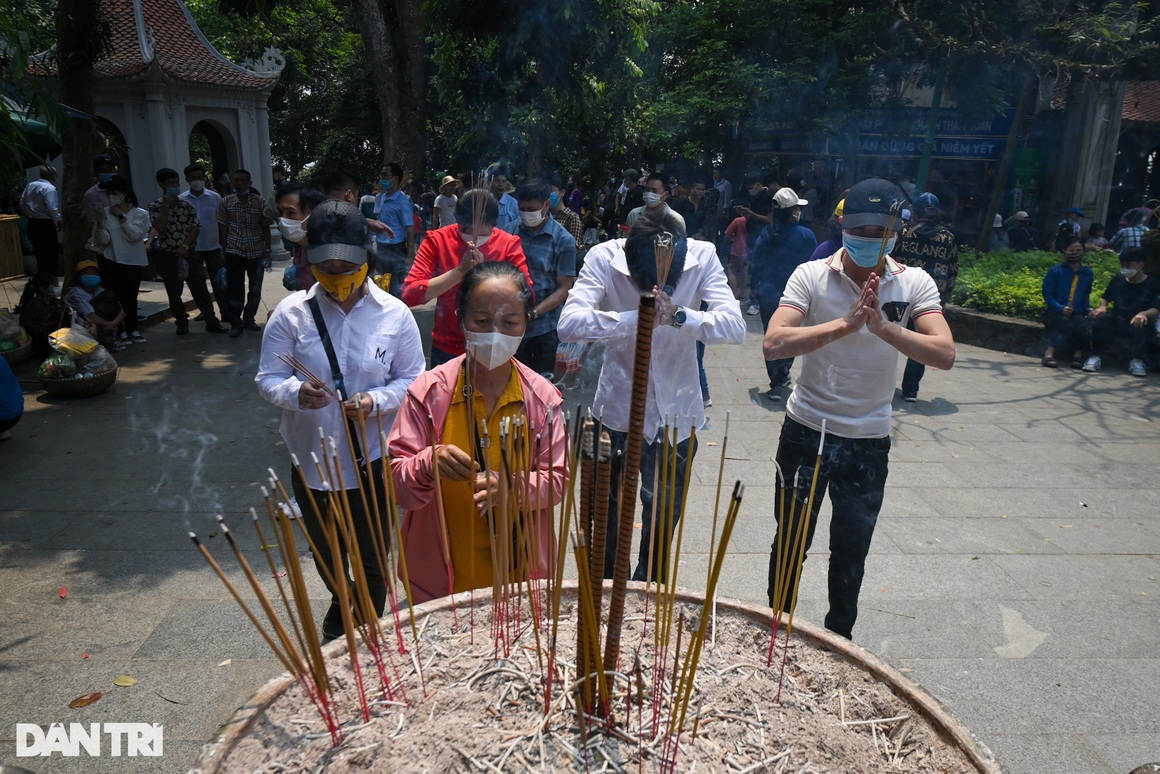 Hàng chục nghìn du khách đổ về đền Hùng dâng hương trước ngày giỗ Tổ - 11