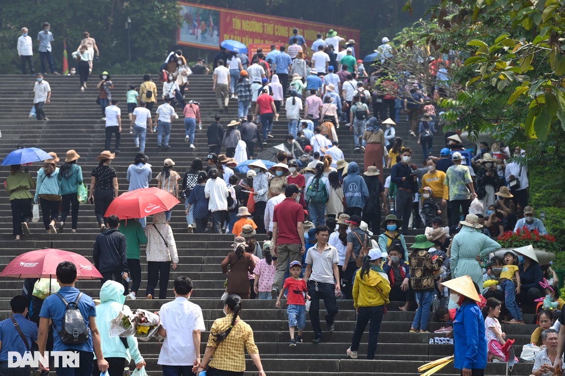 Hàng chục nghìn du khách đổ về đền Hùng dâng hương trước ngày giỗ Tổ - 3