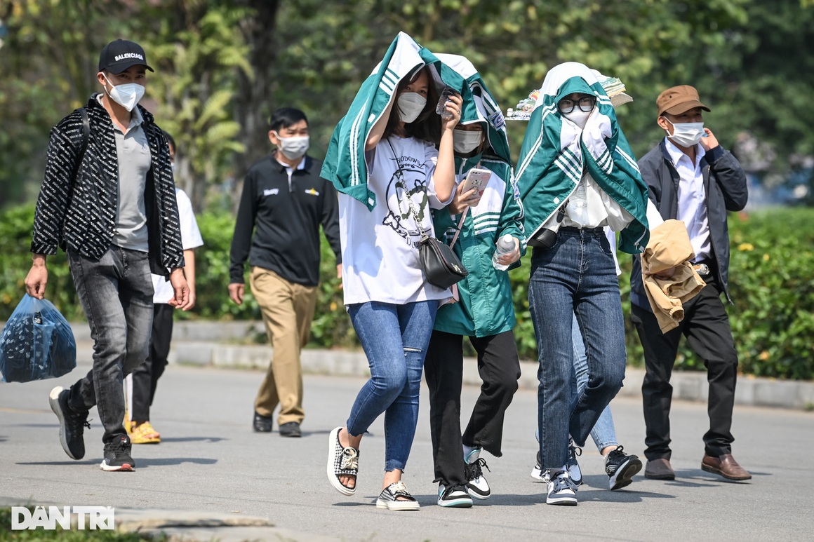 Hàng chục nghìn du khách đổ về đền Hùng dâng hương trước ngày giỗ Tổ - 4