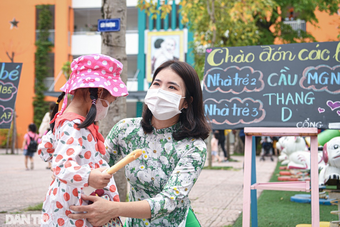 Học sinh mầm non Hà Nội mừng rỡ tới trường sau 1 năm ở nhà phòng dịch - 11 Học sinh mầm non Hà Nội mừng rỡ tới trường sau 1 năm ở nhà phòng dịch - 11
