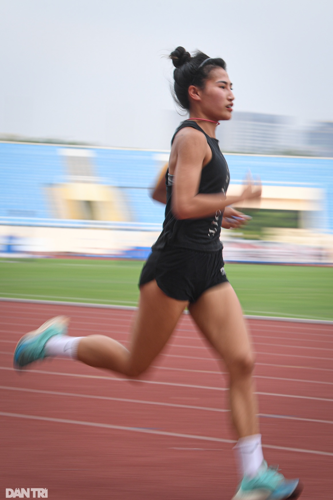 Quách Công Lịch bất ngờ nằm sân, bỏ thi tại giải điền kinh tiền SEA Games - 9 Quách Công Lịch bất ngờ nằm sân, bỏ thi tại giải điền kinh tiền SEA Games - 9