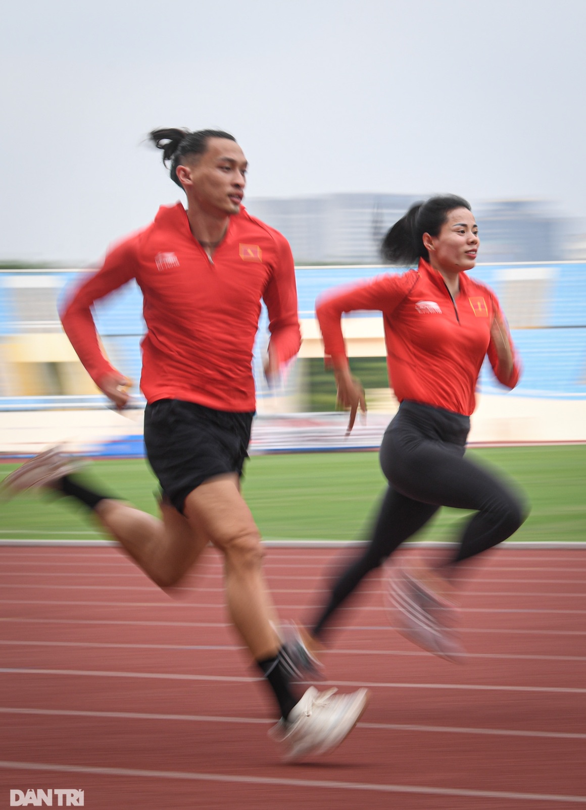 Quách Công Lịch bất ngờ nằm sân, bỏ thi tại giải điền kinh tiền SEA Games - 8 Quách Công Lịch bất ngờ nằm sân, bỏ thi tại giải điền kinh tiền SEA Games - 8
