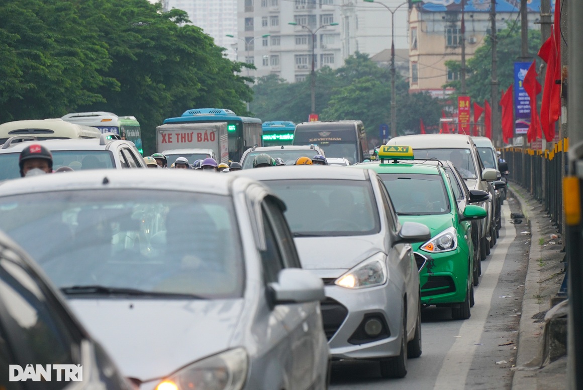 Hàng vạn người đội mưa rời Hà Nội trước kỳ nghỉ lễ 30/4 và 1/5 - 6 Hàng vạn người đội mưa rời Hà Nội trước kỳ nghỉ lễ 30/4 và 1/5 - 6