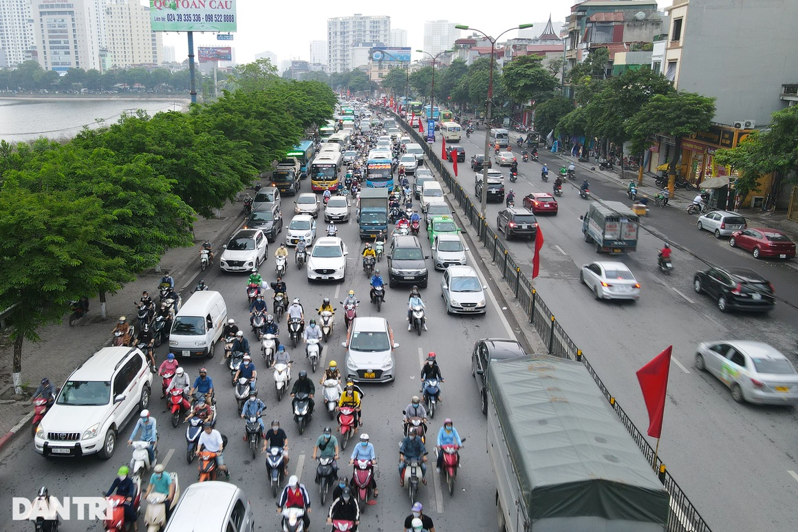 Hàng vạn người đội mưa rời Hà Nội trước kỳ nghỉ lễ 30/4 và 1/5 - 5 Hàng vạn người đội mưa rời Hà Nội trước kỳ nghỉ lễ 30/4 và 1/5 - 5