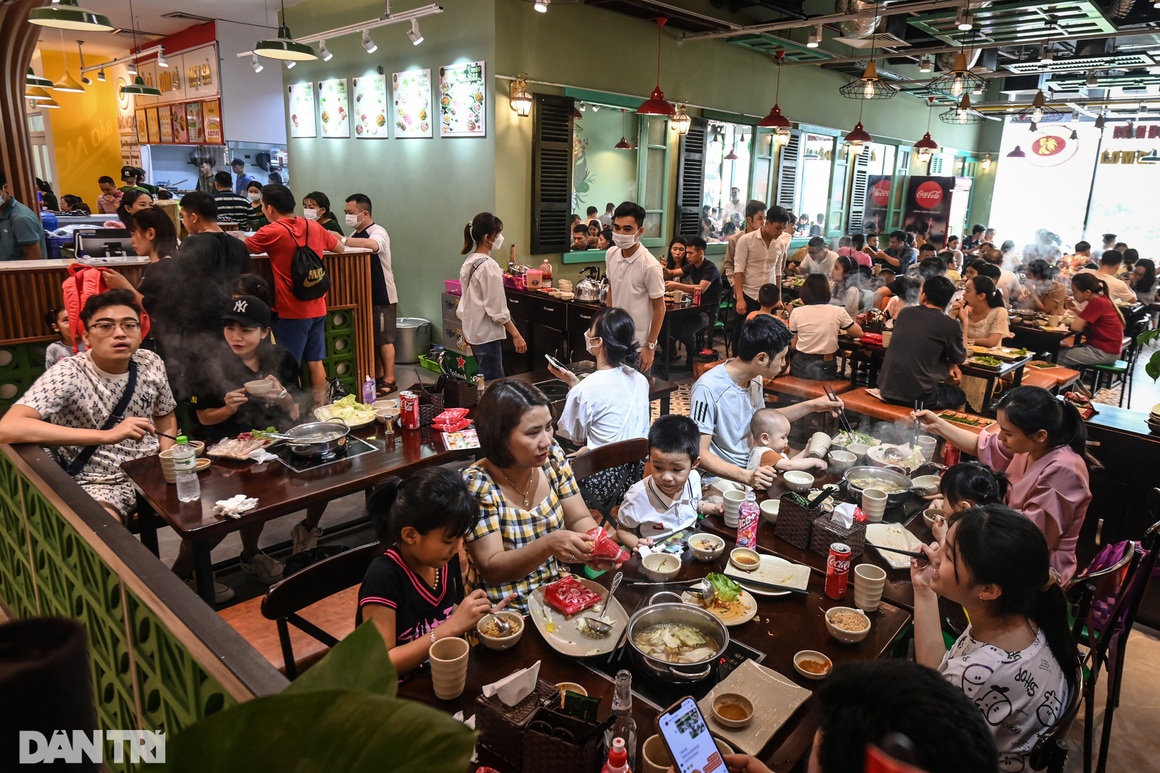 Công viên, hàng quán ở Hà Nội chật kín khách ngày đầu kỳ nghỉ lễ - 8 Công viên, hàng quán ở Hà Nội chật kín khách ngày đầu kỳ nghỉ lễ - 8