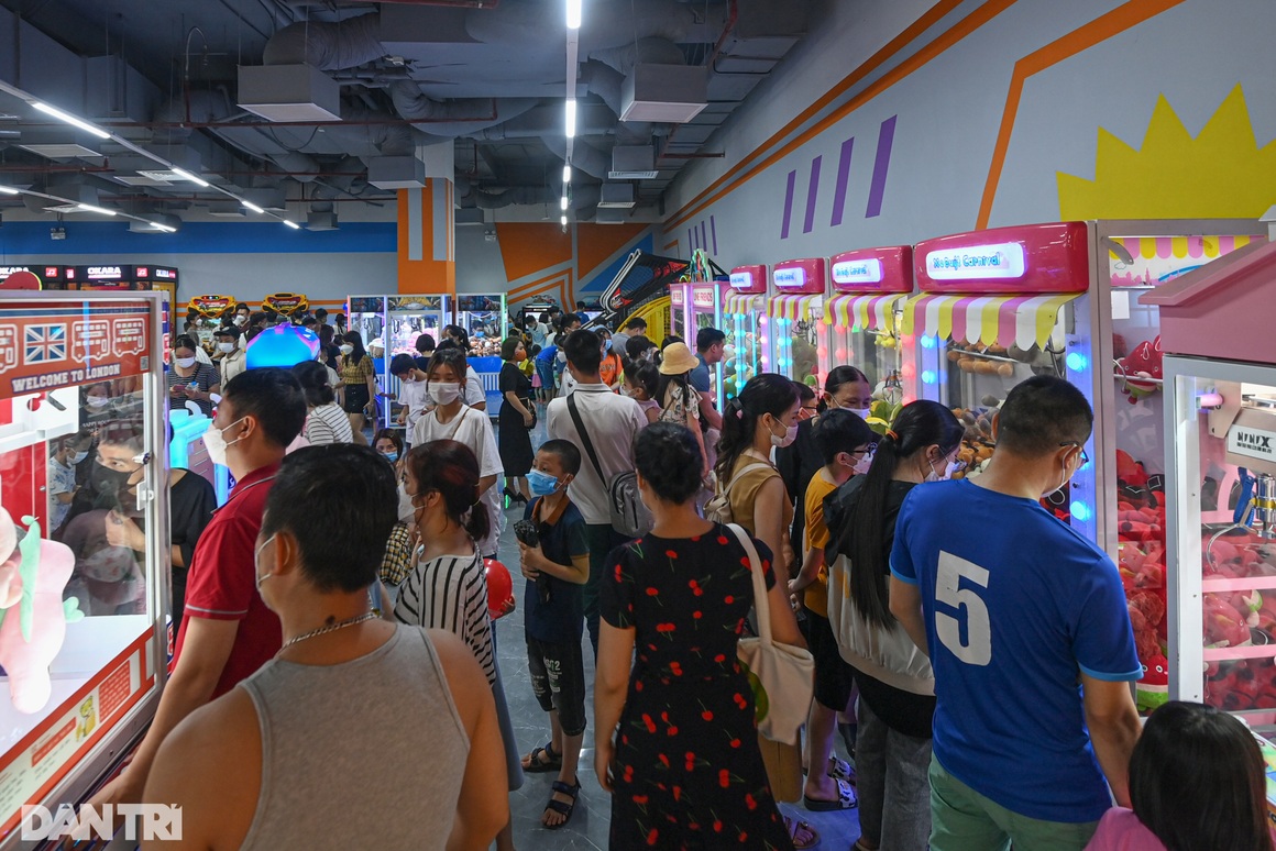 Công viên, hàng quán ở Hà Nội chật kín khách ngày đầu kỳ nghỉ lễ - 3 Công viên, hàng quán ở Hà Nội chật kín khách ngày đầu kỳ nghỉ lễ - 3