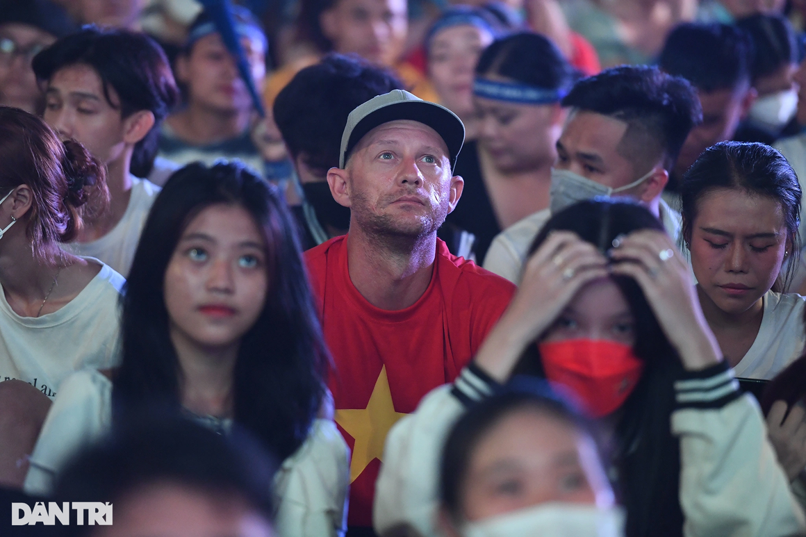 Hàng nghìn cổ động viên TPHCM đổ ra đường mừng U23 Việt Nam vào chung kết