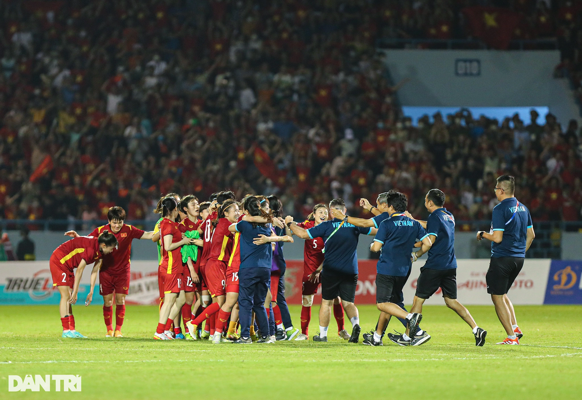 Khoảnh khắc ăn mừng bùng nổ của tuyển nữ Việt Nam sau khi vô địch SEA Games - 5