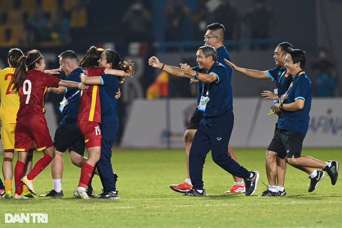 Khoảnh khắc ăn mừng bùng nổ của tuyển nữ Việt Nam sau khi vô địch SEA Games - 6