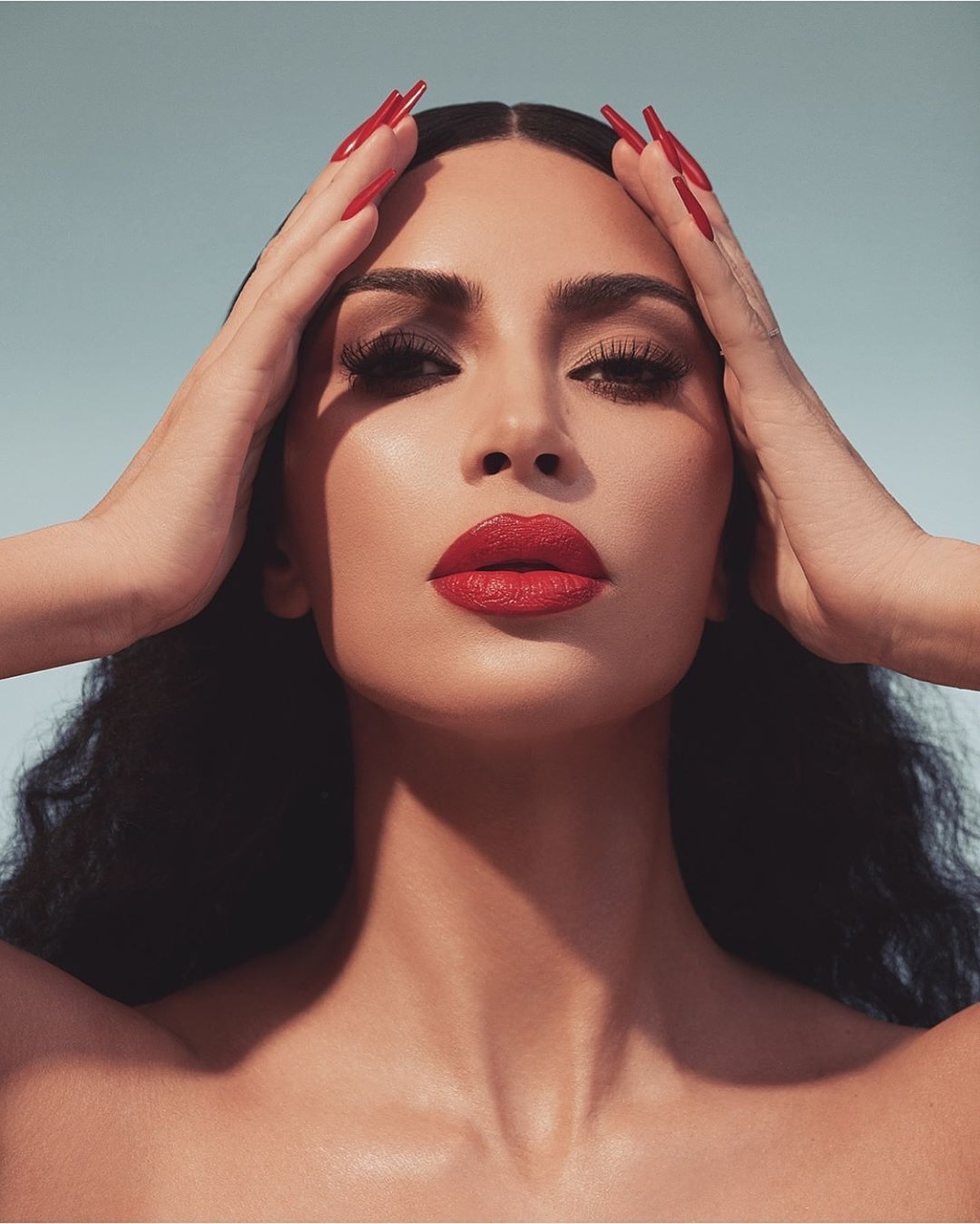 Kim Kardashian gợi cảm với son đỏ - Ảnh 2.