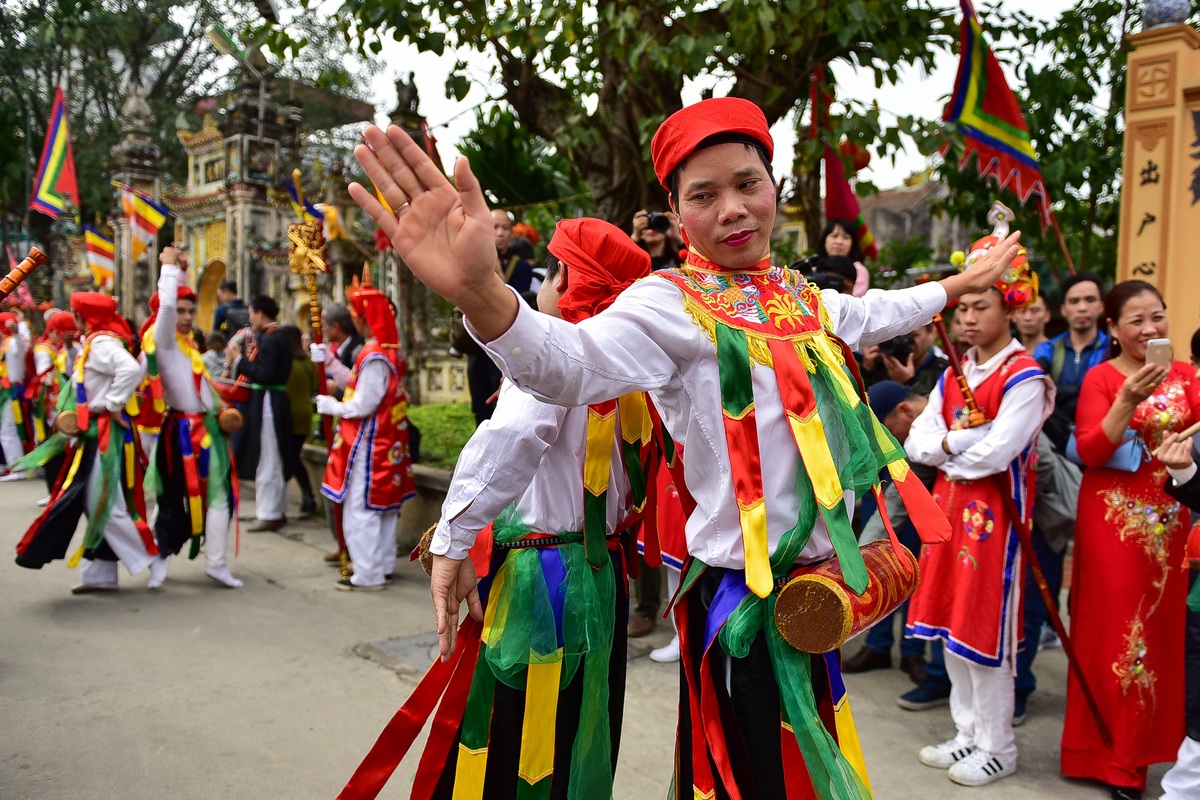 Trai làng Triều Khúc lả lơi trong điệu con đĩ đánh bồng - Ảnh 7. Trai làng Triều Khúc lả lơi trong điệu con đĩ đánh bồng - Ảnh 7.
