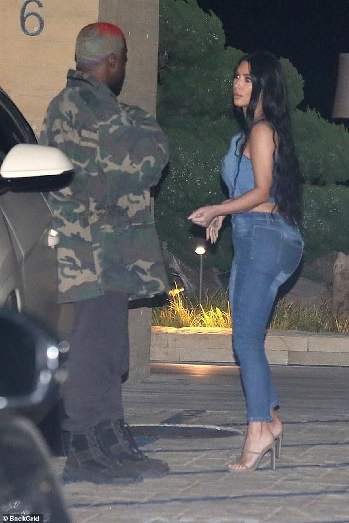 Kim Kardashian diện cây đồ Jeans đi ăn cùng chồng - Ảnh 2. Kim Kardashian diện cây đồ Jeans đi ăn cùng chồng - Ảnh 2.
