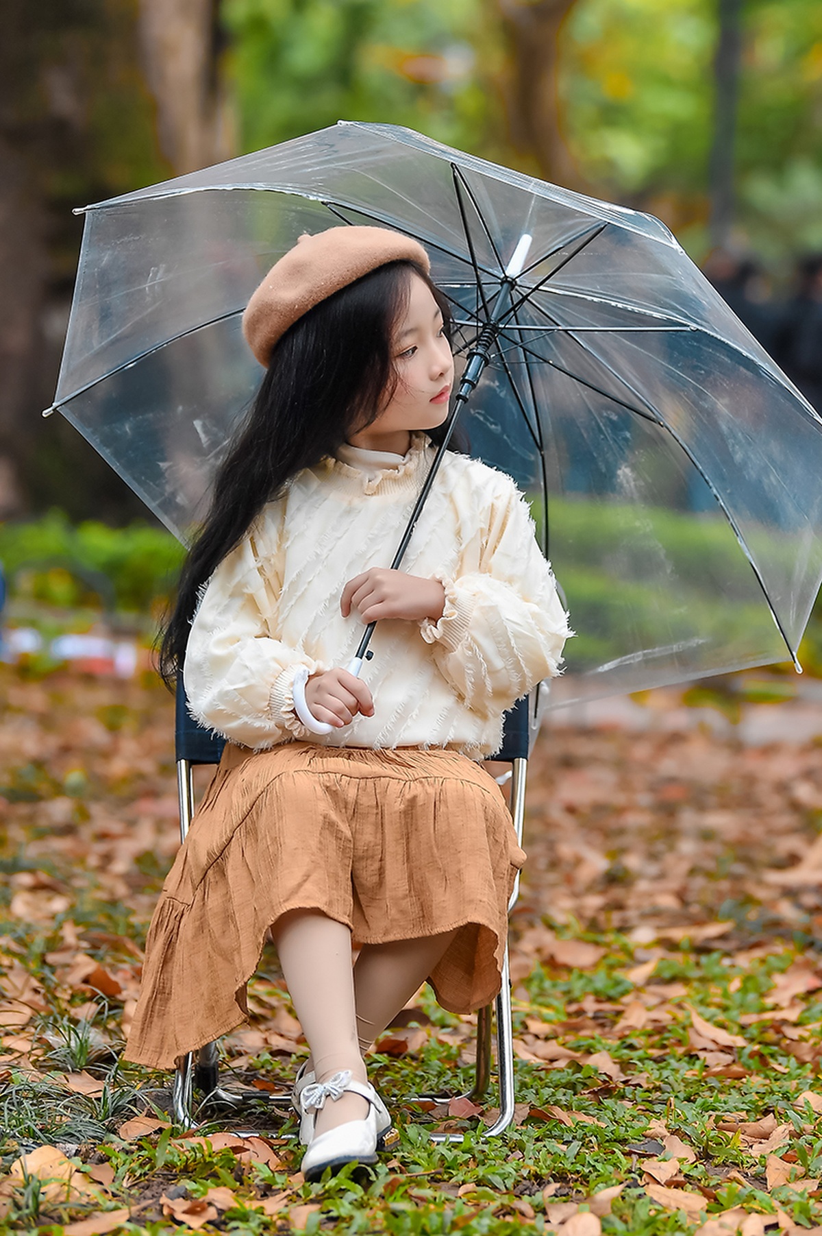 Gặp lại em bé Hà Nội xinh như búp bê trên phố mùa thay lá - Ảnh 3. Gặp lại em bé Hà Nội xinh như búp bê trên phố mùa thay lá - Ảnh 3.