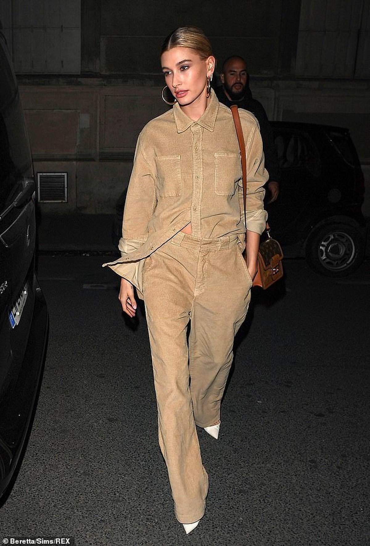 Dự tuần lễ thời trang Paris, vợ Justin Bieber thay 4 bộ đồ một ng&agrave;y - Ảnh 4.