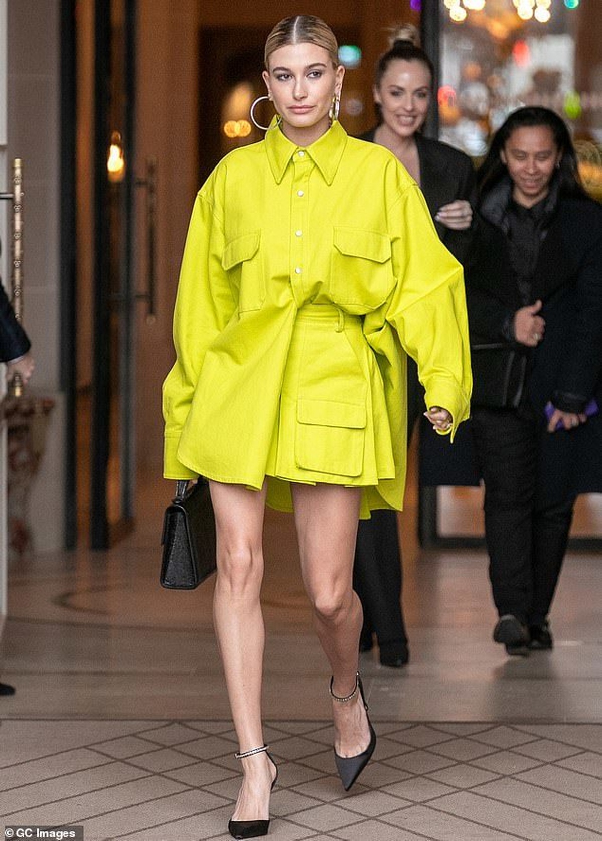 Dự tuần lễ thời trang Paris, vợ Justin Bieber thay 4 bộ đồ một ng&agrave;y - Ảnh 2.