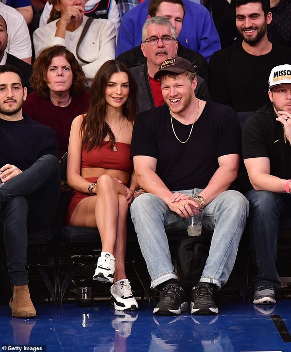 Emily Ratajkowski hạnh ph&uacute;c h&ocirc;n chồng khi đi xem b&oacute;ng rổ - Ảnh 2.