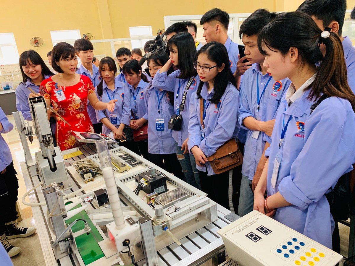 300 học sinh trải nghiệm một ng&agrave;y l&agrave;m sinh vi&ecirc;n tại ĐH Sao Đỏ - Ảnh 4.